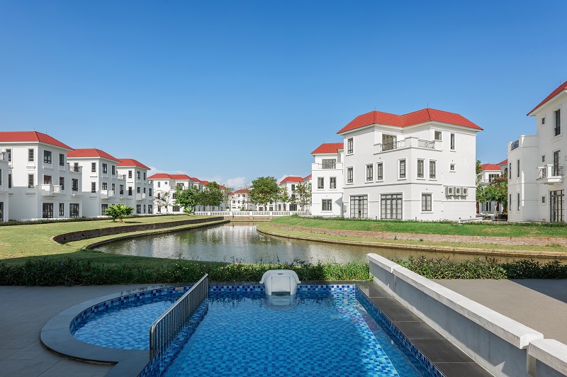Mỗi căn đều có 1 bể bơi riêng, được xây thô và có đường ống kỹ thuật tiêu chuẩn